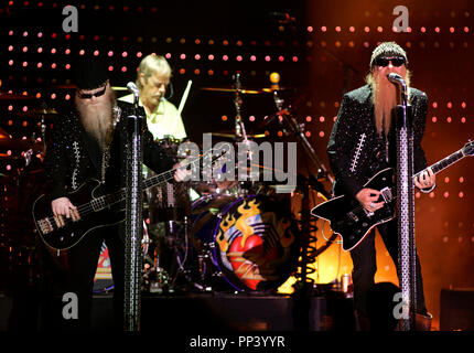 Polveroso Hill (L) , Billy Gibbons e Frank barba (C) di ZZ Top esibirsi in concerto al Mizner Park anfiteatro in Boca Raton Florida il 12 marzo 2007. Foto Stock