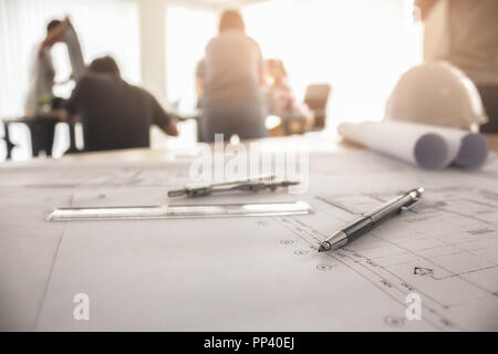 Immagine di engineering di oggetti su workplace top view.concetto costruttivo. Strumenti di engineering.tono Vintage retrò effetto filtro,soft focus (messa a fuoco selettiva Foto Stock