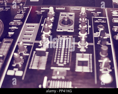 Di missaggio del suono di dettaglio della console, vicino. DJ musica professionale console. Ampio angolo di foto di nero mixer audio controller con le manopole e i cursori. Professare Foto Stock