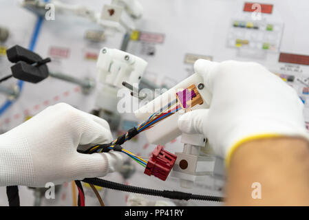 Processo di fabbricazione dei cablaggi elettrici per veicoli, flusso di lavoro, industria automobilistica Foto Stock