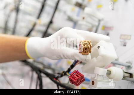 Processo di fabbricazione dei cablaggi elettrici per veicoli, flusso di lavoro, industria automobilistica Foto Stock