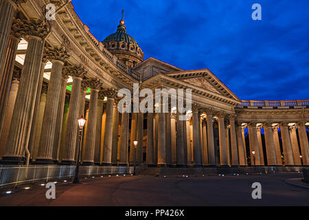 Cattedrale di Kazan di notte, San Pietroburgo, Russia. Famosa destinazione di viaggio, un punto di riferimento di San Pietroburgo. SPB vista della città al tramonto. Kazanskiy Kafedralni Foto Stock