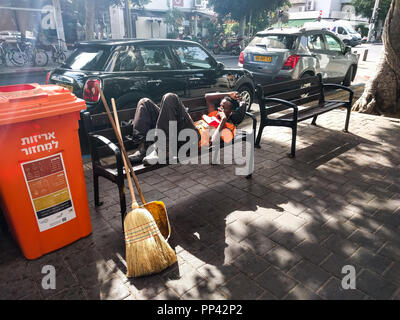 Una spazzatrice pan su un banco, Tel Aviv, Israele Foto Stock