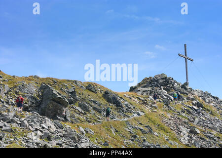Venet: montagna Venet summit Glanderspitze, vertice di croce, escursionista TirolWest Regione, Tirol, Tirolo, Austria Foto Stock