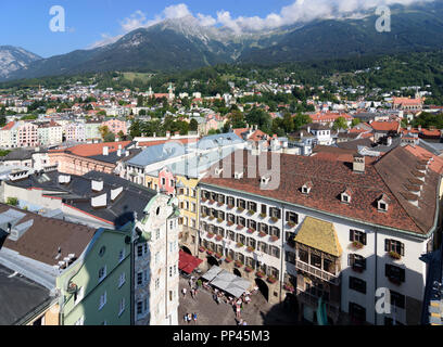 Innsbruck: casa Goldenes Dachl (Tetto d'Oro), street Herzog-Friedrich-Straße, mountain Nordkette, vista dalla Stadtturm (Torre della città) di Altes Rathaus ( Foto Stock