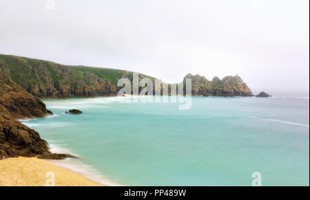 Guardando verso il basso sulla spiaggia Porthcurno in una nebbiosa mattina di Cornovaglia,Cornwall,l'Inghilterra,UK Foto Stock