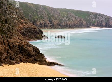 Guardando verso il basso sulla spiaggia Porthcurno in una nebbiosa mattina di Cornovaglia,Cornwall,l'Inghilterra,UK Foto Stock