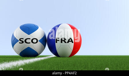 Scozia vs Francia Partita di calcio - palloni da calcio in Scozia e in Francia i colori nazionali su un campo di calcio. Copia dello spazio sul lato destro Foto Stock