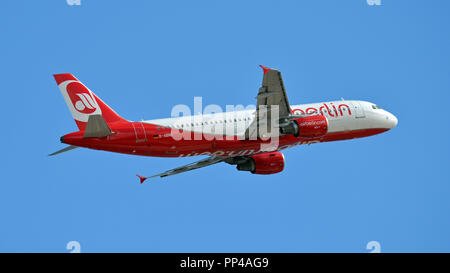 AIR BERLIN AIRWAYS (Germania) Boeing 737-800(W) D-ABNE in decollo da Tenerife Sur Reina Sofia Airport Foto Stock