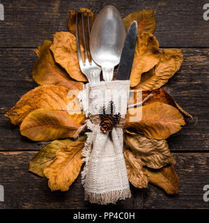 Pasto di ringraziamento impostazione. Tabella stagionale impostazione. Ringraziamento autunno luogo impostazione con posate e disposizione di colorati cadono le foglie. Foto Stock
