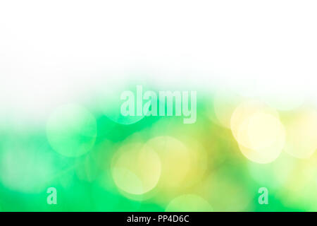 Verde e golden bokeh luci. Abstract background. Spazio per il testo. Foto Stock