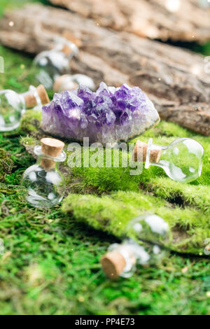 Pallone di magia e ametista pietra sulla Emerald moss nella foresta. Tema di Halloween. Foto Stock
