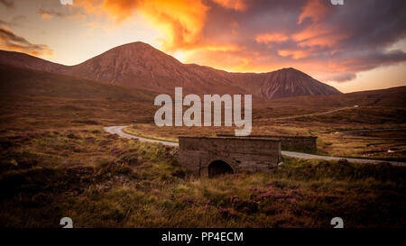 Montagne Quiraing tramonto con cielo drammatico nelle Highlands scozzesi, Isola di Skye, Regno Unito Foto Stock