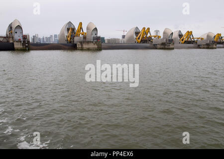 La Thames Barrier nella zona est di Londra è visto completamente chiuso durante la sua annuale prova completa chiusura. La barriera di gates ruotare di novanta gradi nell'completamente chiuso in posizione di difesa fermando la marea andando a monte in Londra. Foto Stock