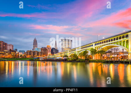 Cleveland, Ohio, Stati Uniti d'America downtown skyline della città sul fiume Cuyahoga al crepuscolo. Foto Stock