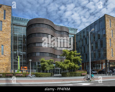 AMSTERDAM, PAESI BASSI, 27 giugno 2017. Facciata moderna dell'edificio commerciale Foto Stock