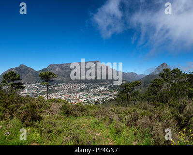 La Table Mountain, Devil's Peak (sinistra) e testa di leone, Cape Town, Sud Africa, come visto dalla collina di segnale Foto Stock