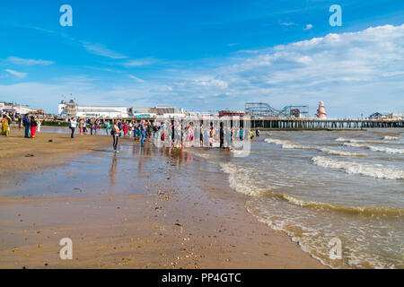 Hindu adoratori che guarda al mare, al Ganesha Visarjan festival Clacton On Sea Essex REGNO UNITO. Settembre 2018 Foto Stock