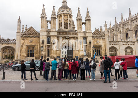 Parte turistica nella parte anteriore del Kings College cancello principale Foto Stock