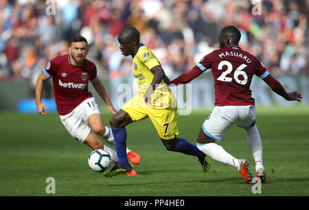 Chelsea N'Golo Kante (centro) in azione con il West Ham United's Arthur Masuaku durante il match di Premier League a Londra Stadium. Foto Stock