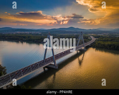 Budapest, Ungheria - Ponte Megyeri oltre il Fiume Danubio al tramonto con belle blue & orange sky Foto Stock