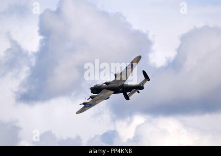 Un Avro Lancaster Bomber dalla Battaglia di Bretagna Memorial volo durante la Battaglia di Bretagna Air Show all'Imperial War Museum di Duxford, Cambridgeshire. Foto Stock