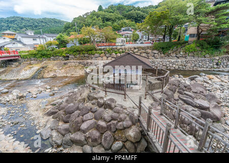 Izu, Shizuoka, Giappone - 10 Agosto 2018 : Shuzenji Tokko no yu onsen hotspring nel fiume Katsura. La più antica primavera calda in Izu. Foto Stock