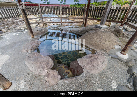 Izu, Shizuoka, Giappone - 10 Agosto 2018 : Shuzenji Tokko no yu onsen hotspring nel fiume Katsura. La più antica primavera calda in Izu. Foto Stock