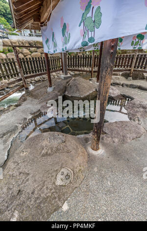 Izu, Shizuoka, Giappone - 10 Agosto 2018 : Shuzenji Tokko no yu onsen hotspring nel fiume Katsura. La più antica primavera calda in Izu. Foto Stock