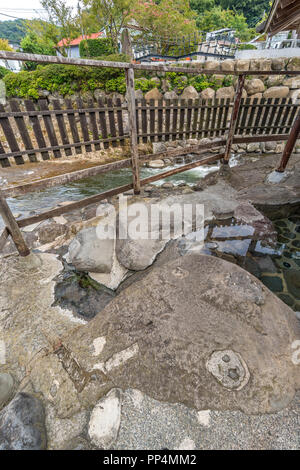 Izu, Shizuoka, Giappone - 10 Agosto 2018 : Shuzenji Tokko no yu onsen hotspring nel fiume Katsura. La più antica primavera calda in Izu. Foto Stock