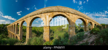 Vista panoramica di tutta l'acquedotto romano di Pont del Diable in Tarragona, dichiarata Patrimonio Mondiale dell'UNESCO ref 875 Foto Stock