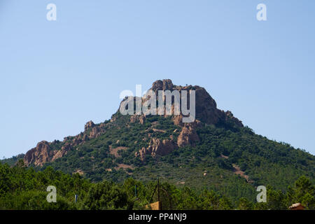 Il corniche de l'esterel visto dal mare a bordo di un traghetto che corre lungo tutta la costa francese tra Cannes e Saint-raphael Foto Stock