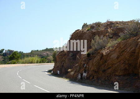 Il corniche de l'esterel visto dal mare a bordo di un traghetto che corre lungo tutta la costa francese tra Cannes e Saint-raphael Foto Stock