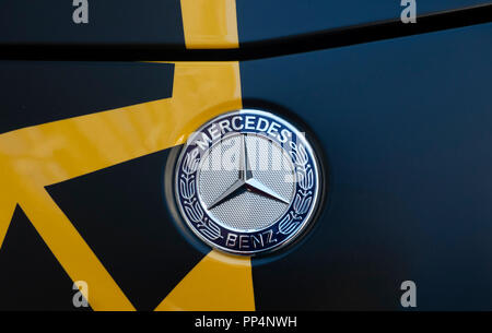 Mercedes Benz AMG sports car avvolto in una speciale giallo e blu navy color design Foto Stock