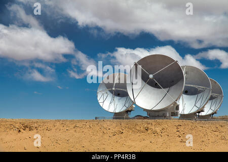 Antenne di Atacama Large Millimeter/Array submillimetrico (ALMA), situato sull'Altopiano di Chajnantor nelle Ande cilene Foto Stock