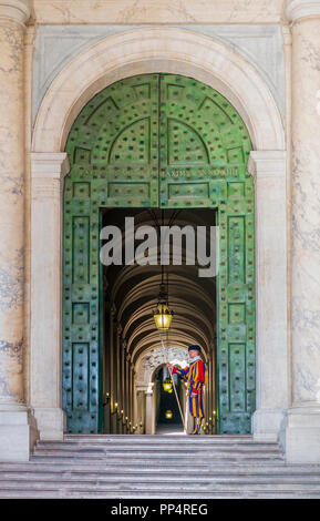 Guardia svizzera pontificia alla Basilica di San Pietro Foto Stock