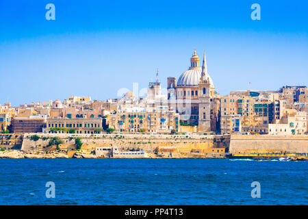 Skyline di La Valletta, la città capitale di Malta in estate Foto Stock