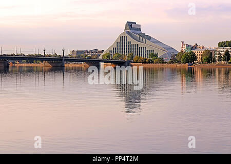 RIGA, Lettonia - 29 agosto 2018: il moderno edificio della Biblioteca Nazionale della Lettonia e il ponte di pietra Foto Stock