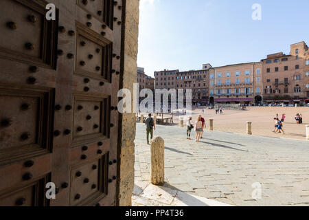 Piazza del Campo, visto dalla porta di ingresso alla Torre del Mangia, Siena, Italia Europa Foto Stock