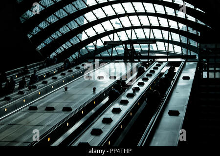 Escalator all'ingresso principale della stazione metropolitana Canary Wharf Foto Stock