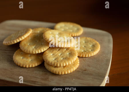 Crackers croccanti su pannello di legno Foto Stock
