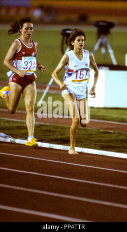 ZOLA BUDD via e il campo atleta nato in Sud Africa competere per la Gran Bretagna nelle Olimpiadi estate gioco Los Angeles 1984 conduce la 3000m eseguire prima di U Foto Stock