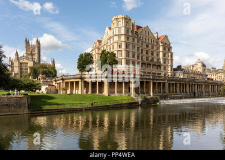 L'Hotel Impero con Abbazia di Bath in background, refelections nel fiume Avon, bagno, Inghilterra Foto Stock