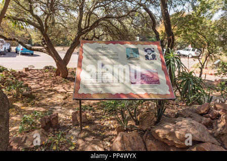 PRETORIA, SUD AFRICA, 31 luglio 2018: una scheda di informazione per la Piet Retief monumento, nel bosco al Monumento Voortrekker monumento sulla collina mi Foto Stock