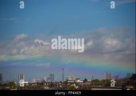 Un basso giacente rainbow su Londra e il BT Tower Foto Stock