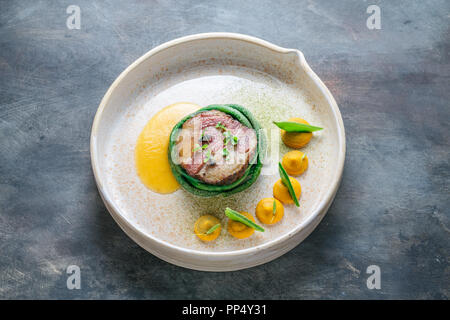 Haute cuisine, maiale sous vide bistecca, ristoranti raffinati. Foto Stock