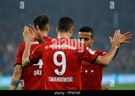 Veltins-Arena Gelsenkirchen in Germania , 22.9.2018, Prima Bundesliga tedesca Stagione 2018/2019 giornata 4, Schalke 04 (S04) vs FC Bayern Munich ---- Robert Lewandowski (Bayern MŸnchen celebra Thiago Alcantara (Bayern MŸnchen) DFL regolamenti vietano qualsiasi uso di fotografie come sequenze di immagini e/o quasi-credito video: kolvenbach/Alamy Live News Foto Stock