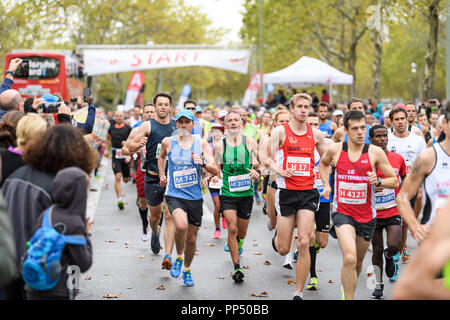 Karlsruhe, Germania. 23 Sep, 2018. Laeufer all'inizio. GES/Atletica/Baden-Marathon, 23.09.2018 | Utilizzo di credito in tutto il mondo: dpa/Alamy Live News Foto Stock