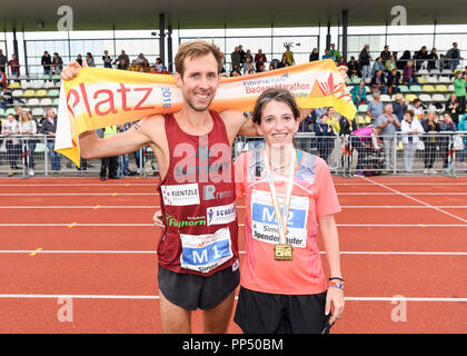 Karlsruhe, Germania. 23 Sep, 2018. Vincitori Maratona Uomini: Simon Stuetzel con vincitore maratona donne Simine Raatz. GES/Atletica/Baden-Marathon, 23.09.2018 | Utilizzo di credito in tutto il mondo: dpa/Alamy Live News Foto Stock