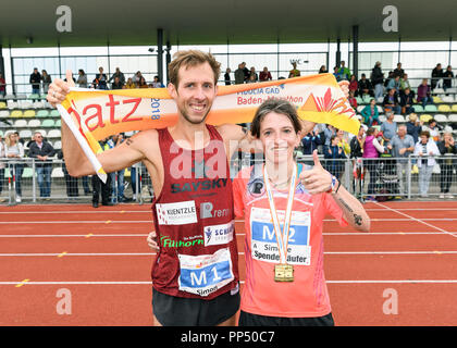 Karlsruhe, Germania. 23 Sep, 2018. Vincitori Maratona Uomini: Simon Stuetzel con vincitore maratona donne Simine Raatz. GES/Atletica/Baden-Marathon, 23.09.2018 | Utilizzo di credito in tutto il mondo: dpa/Alamy Live News Foto Stock